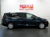 Used 2023 Chrysler Pacifica Touring-L image 6