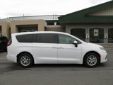 Used 2023 Chrysler Pacifica Touring-L image 3