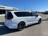Used 2024 Chrysler Pacifica Touring-L w/ Uconnect Theater Family Group image 3
