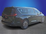 Used 2024 Chrysler Pacifica Select image 4