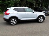 Used 2022 Volvo XC40 T5 Momentum image 5