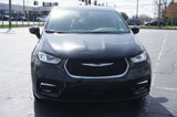 Used 2023 Chrysler Pacifica Touring-L image 2