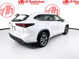 Used 2024 Toyota Highlander XLE image 3