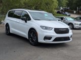 New 2024 Chrysler Pacifica Limited w/ Uconnect Theater Family Group image 4