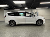 Used 2017 Chrysler Pacifica Limited image 3