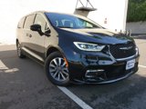 Used 2025 Chrysler Pacifica Select image 2