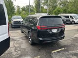 Used 2021 Chrysler Pacifica Limited w/ Uconnect Theater Family Group image 4