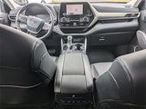 Used 2023 Toyota Highlander XLE image 2