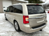 Used 2014 Chrysler Town & Country Touring-L image 5