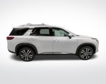 New 2025 Nissan Pathfinder Platinum image 4
