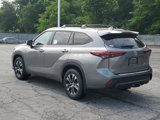 Used 2025 Toyota Highlander XLE image 3