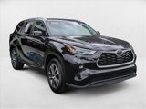 Used 2024 Toyota Highlander XLE image 3