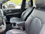 Used 2025 Chrysler Pacifica Select image 5