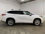 Used 2023 Toyota Highlander Limited image 3