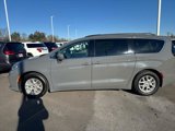 Used 2022 Chrysler Pacifica Touring-L image 6