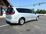 Used 2023 Chrysler Pacifica Touring-L image 4