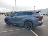 Used 2025 Toyota Highlander XLE image 3