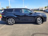 Used 2024 Toyota Highlander XLE image 3