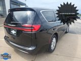 Used 2025 Chrysler Pacifica Select image 3