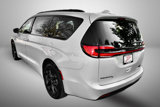 Used 2021 Chrysler Pacifica Limited w/ Uconnect Theater Family Group image 4