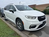 Used 2023 Chrysler Pacifica Limited image 3