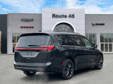 Used 2021 Chrysler Pacifica Limited w/ Uconnect Theater Family Group image 4