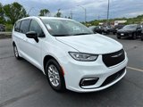 Used 2025 Chrysler Pacifica Select image 4