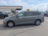 Used 2022 Chrysler Pacifica Touring-L image 5
