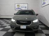 Used 2022 Chrysler Pacifica Touring-L image 2