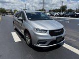 Used 2023 Chrysler Pacifica Touring-L image 3