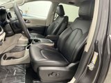 Used 2023 Chrysler Pacifica Touring-L image 4