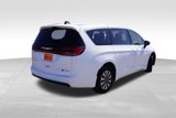 Used 2024 Chrysler Pacifica Select image 4