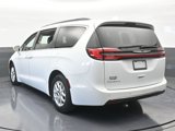 Used 2022 Chrysler Pacifica Touring-L image 4