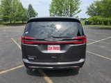 Used 2023 Chrysler Pacifica Touring-L image 5
