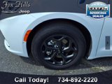 Used 2024 Chrysler Pacifica Select image 5