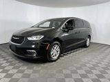Used 2025 Chrysler Pacifica Select image 3