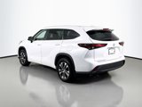 Used 2024 Toyota Highlander XLE image 3