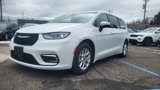 Used 2023 Chrysler Pacifica Touring-L image 4