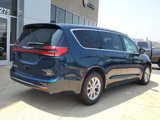 Used 2025 Chrysler Pacifica Select w/ Uconnect Theater Family Group image 4