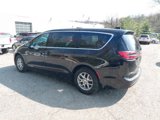 Used 2024 Chrysler Pacifica Touring-L image 4
