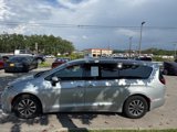 Used 2023 Chrysler Pacifica Touring-L image 4