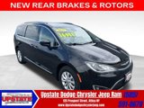 Used 2018 Chrysler Pacifica Touring-L w/ Advanced Safetytec Group image 1