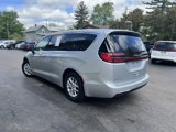 Used 2023 Chrysler Pacifica Touring-L image 4