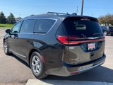 Used 2023 Chrysler Pacifica Limited image 3