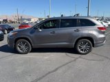 Used 2017 Toyota Highlander XLE image 2