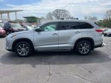 Used 2017 Toyota Highlander XLE image 2