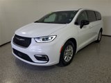 Used 2024 Chrysler Pacifica Touring image 2