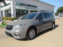 Used 2025 Chrysler Pacifica Select