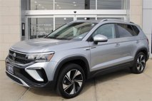 Used 2024 Volkswagen Taos SE w/ Panoramic Sunroof Package