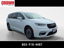 Certified 2022 Chrysler Pacifica Touring-L w/ Uconnect Theater Family Group